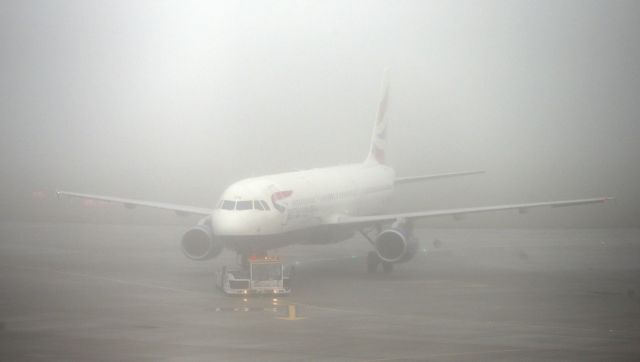 Τοπίο στην ομίχλη η Βρετανία, ακυρώσεις και καθυστερήσεις πτήσεων